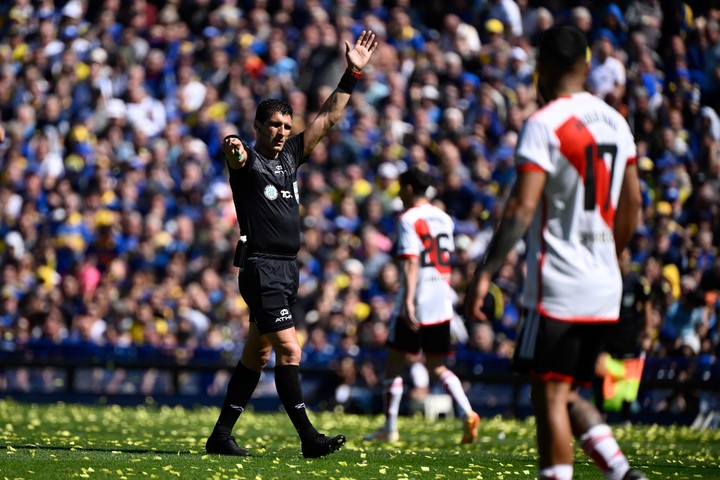 Andrés Merlos, el árbitro para Argentinos - River. (AFP)