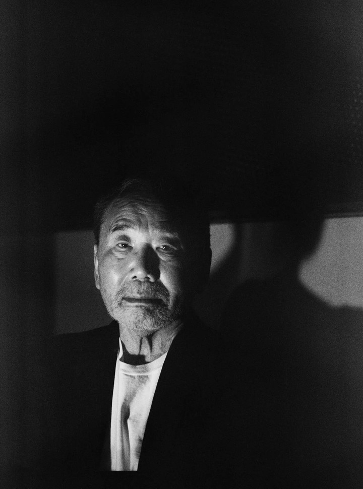 El autor japonés Haruki Murakami hizo dos apariciones públicas en Estados Unidos el mes pasado, algo poco habitual, incluida una ceremonia en la que se reconoció su trayectoria. Foto: Dana Scruggs para The New York Times