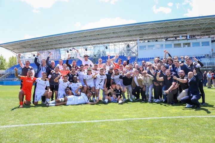 El AD Ceuta y los festejos tras el ascenso a la segunda división española. (FOTO: X | @ADCeuta_FC).