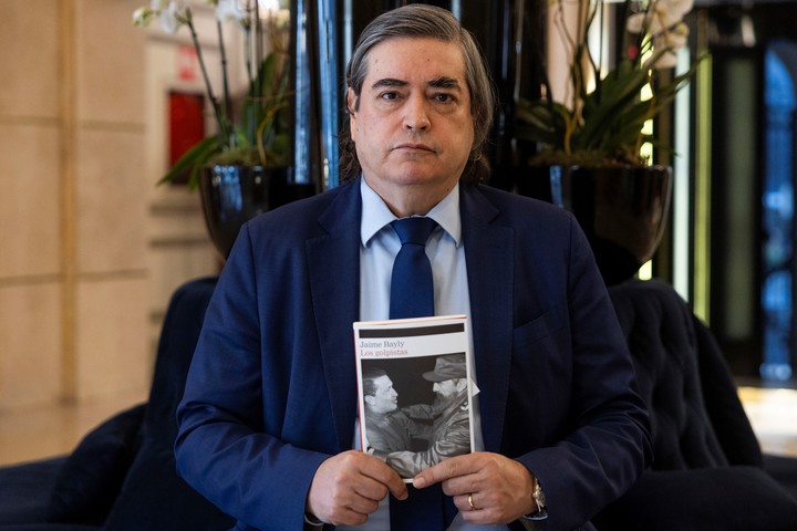 El escritor peruano Jaime Bayly presenta en rueda de prensa 'Los golpistas', otra novela "sin pelos en la lengua" que recrea los tres turbulentos días de 2002 en que Hugo Chávez perdió el poder en Venezuela y el papel jugado por la Cuba de Fidel Castro.- EFE/Sergio Pérez