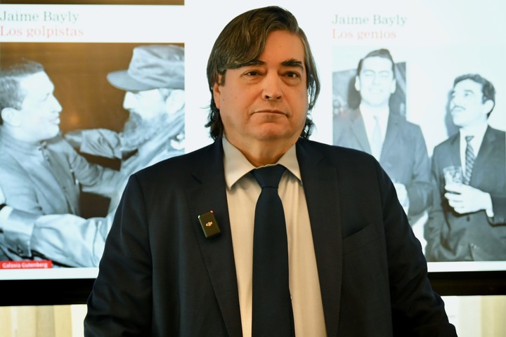 El periodista y escritor peruano Jaime Bayly en Madrid, España, durante la presentación de su novela Los golpistas. Foto: Cézaro De Luca