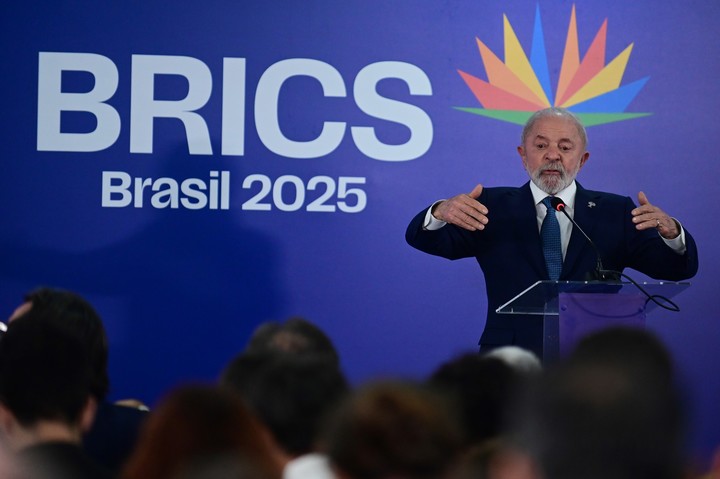El presidente brasileño, Luiz Inácio Lula da Silva, habla en una conferencia de prensa durante la XVII Cumbre del BRICS, en el Museo de Arte Moderno, en Río de Janeiro, Brasil, el 7 de julio de 2025. (Xinhua/Lucio Tavora)