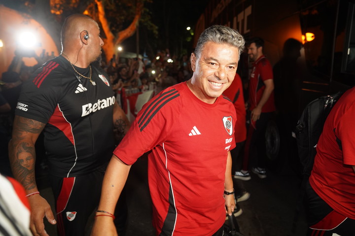 Gallardo sonríe ante los fans (Marcelo Carroll).