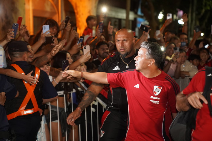 Gallardo en buena onda con la gente en San Luis (Marcelo Carroll). 