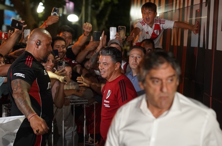 Gallardo y Francescoli en la llegada de River al hotel (Marcelo Carroll).