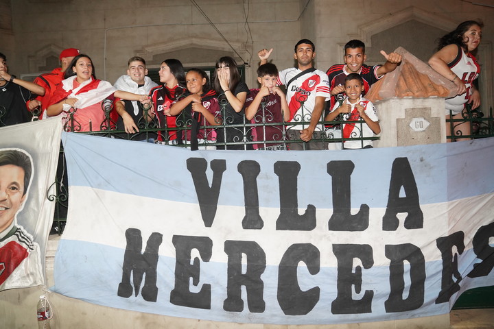 Los hinchas de River en la espera del plantel.