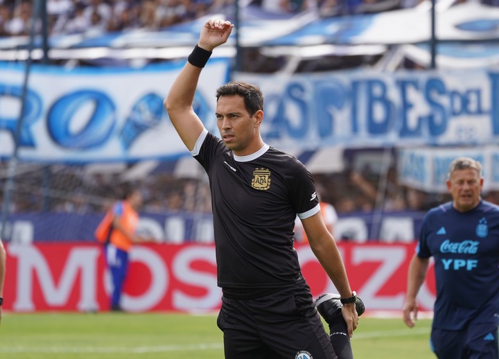 Tello va a Independiente Rivadavia vs. River
(foto Marcelo Carroll - FTP CLARIN). 