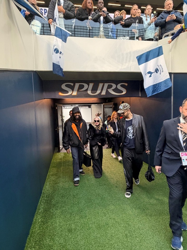 Madonna fue a alentar a sus hijas a la Academia del Tottenham.