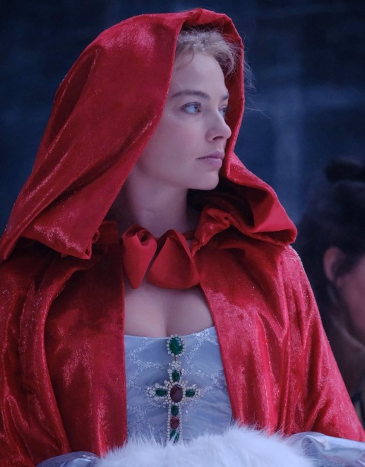 Como Cathy, Margot Robbie puede cambiar mucho de vestuario, pero no de obsesión romántica.