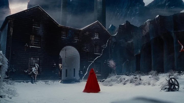 Emerald Fennell contó con una producción onerosa, que se nota -y mucho- en la dirección de arte y el vestuario.