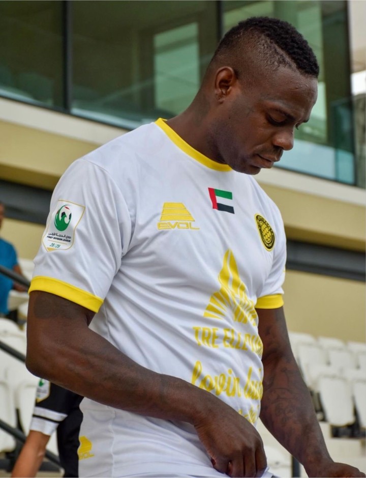 Balotelli en Al-Ittifaq. (foto: @mb459)