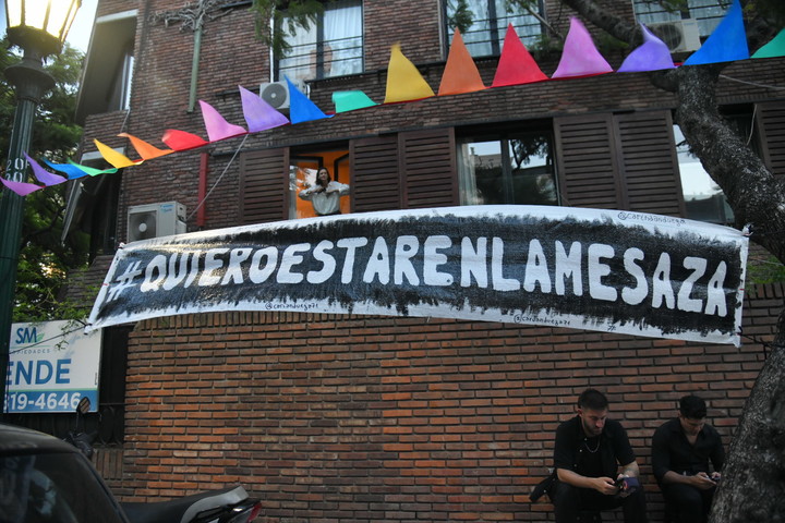 Banderines y carteles colgados en el coqueto Barrio Parque.