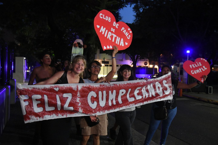 El club de fans de Mirtha, de las primeras en decir presente.