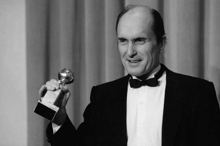 Robert Duvall sostiene el Globo de Oro que ganó como mejor actor en una película dramática por su papel en Tender Mercies. Foto AP.