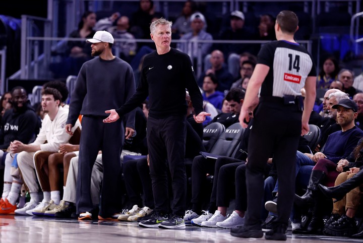 Steve Kerr charlando con el árbitro ante los Grizzlies. REUTER.