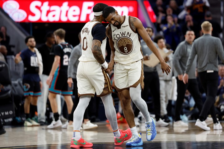 De'Anthony Melton con Gary Payton tras la victoria de este lunes. EFE.