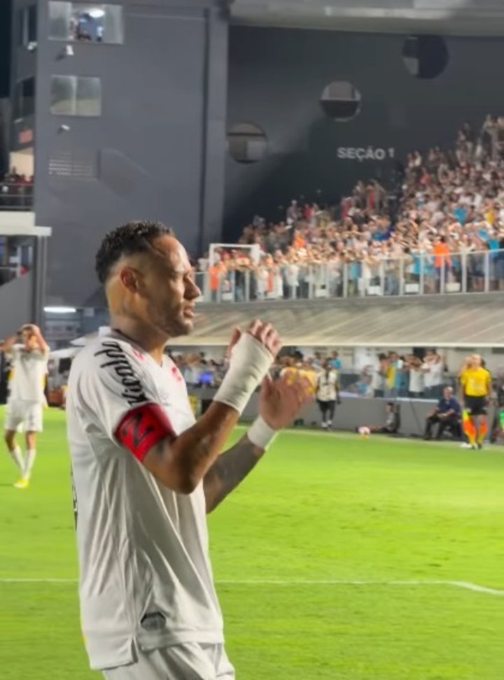 Neymar lamentándose después de una chance perdida (Foto: Paulistao).