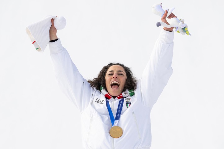 Federica Brignone de Italia festejando su medalla de oro. EFE.