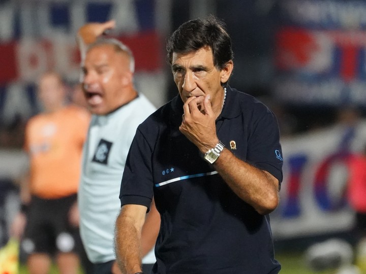 Racing se conforma con lo que tiene.