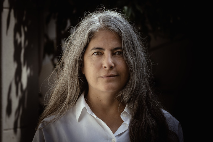 La escritora argentina Selva Almada posa en Buenos Aires. Foto: Mariana Nedelcu.