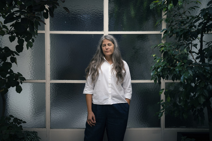 La escritora argentina Selva Almada posa en Buenos Aires. Foto: Mariana Nedelcu.