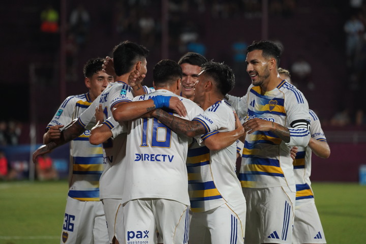 Aranda festeja junto a sus compañeros en La Fortaleza
(Foto Marcelo Carroll).