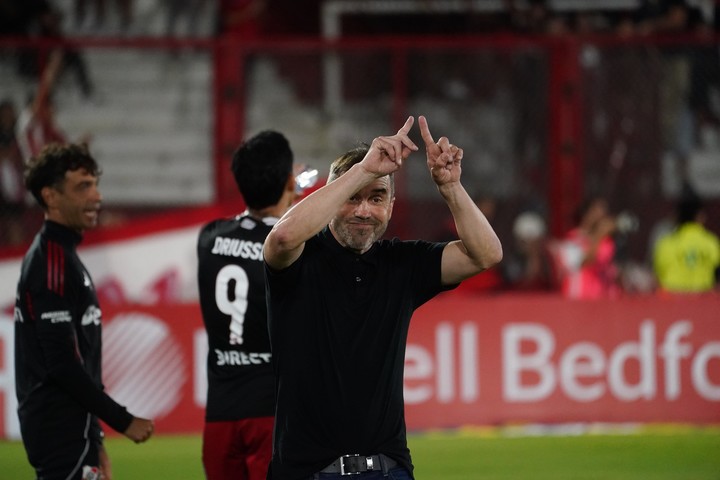 Los reclamos de Eduardo Coudet tras el penal (Emmanuel Fernández). 