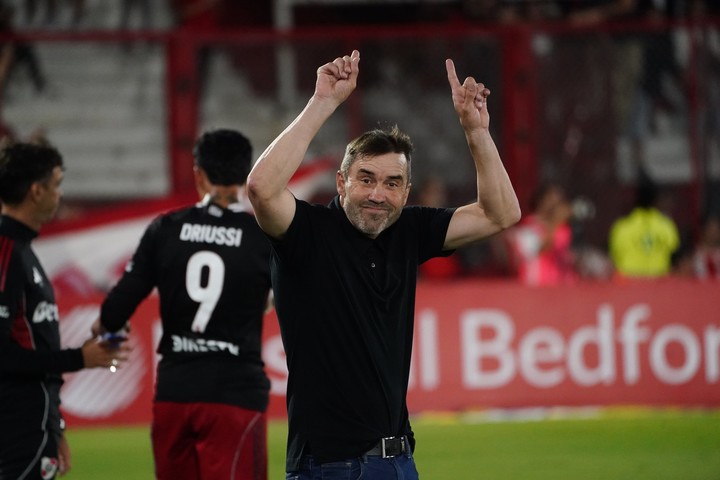 Los reclamos de Eduardo Coudet tras el penal (Emmanuel Fernández). 