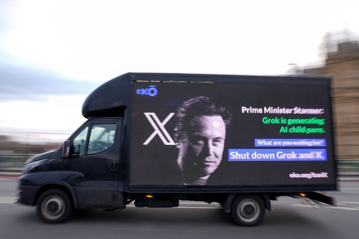 Una campaña en Gran Bretaña advirtió sobre pornografía generada con la IA de Musk. Foto: Reuters