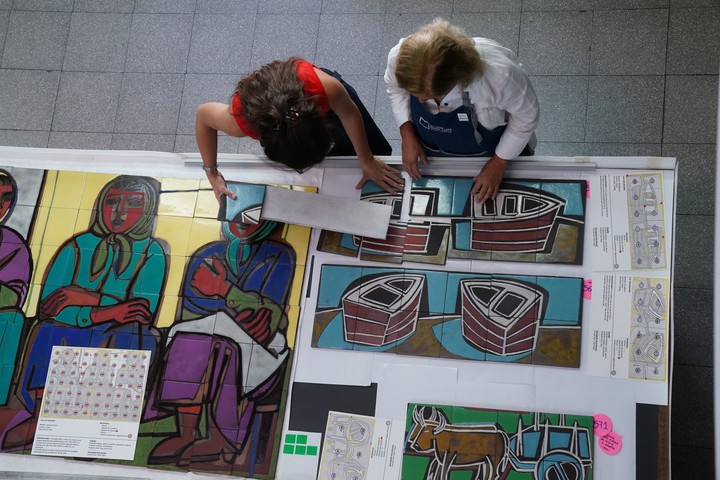 Desde arriba, los murales de Luis Seoane restaurados por el Centro TAREA UNSAM. Foto: Emmanuel Fernández.