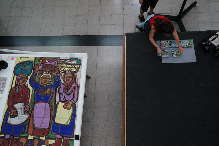 Desde arriba, los murales de Luis Seoane restaurados por el Centro TAREA UNSAM. Foto: Emmanuel Fernández.