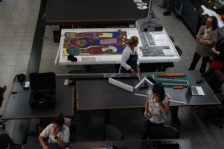 Desde arriba, los murales de Luis Seoane restaurados por el Centro TAREA UNSAM. Foto: Emmanuel Fernández.