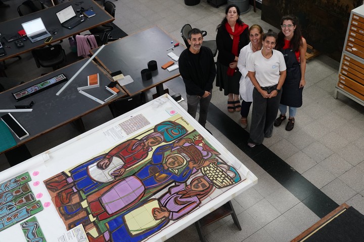 Silvia Dolinko, decana de la Escuela de Arte y Patrimonio de la Unsam; la directora de Tarea, Damasia Gallegos y parte del equipo del Centro Tarea. Foto: Emmanuel Fernández.