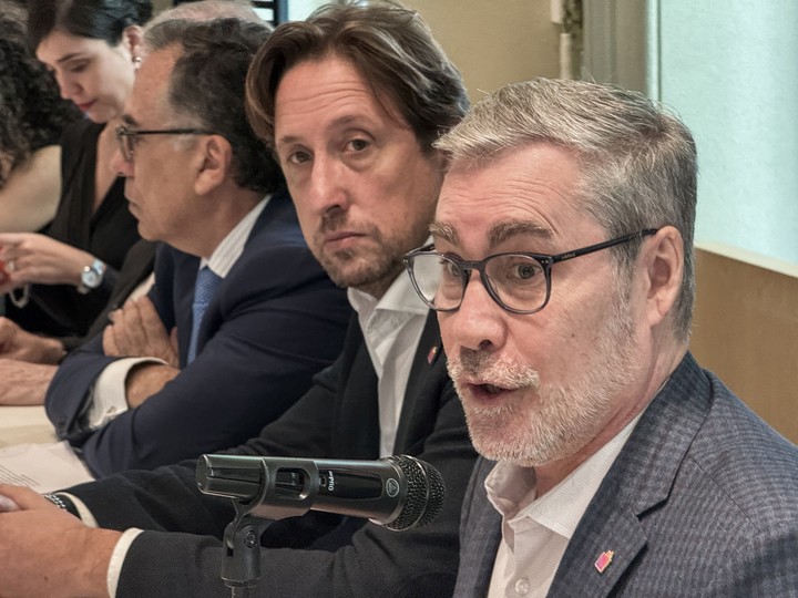 El presidente de la Fundación El Libro, Christian Rainone; y el director de la Feria del Libro, Ezequiel Martínez, presentaron las novedades de la edición 2026 de la Feria. Foto: gentileza.