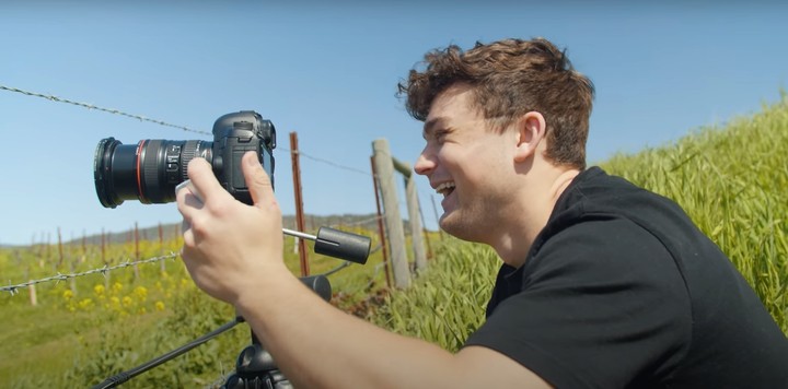 En 2021, el youtuber Andrew Levitt quiso retratar la imagen que inmortalizó el fondo de pantalla de Windows XP pero no todos pueden captarla. Foto: YouTube