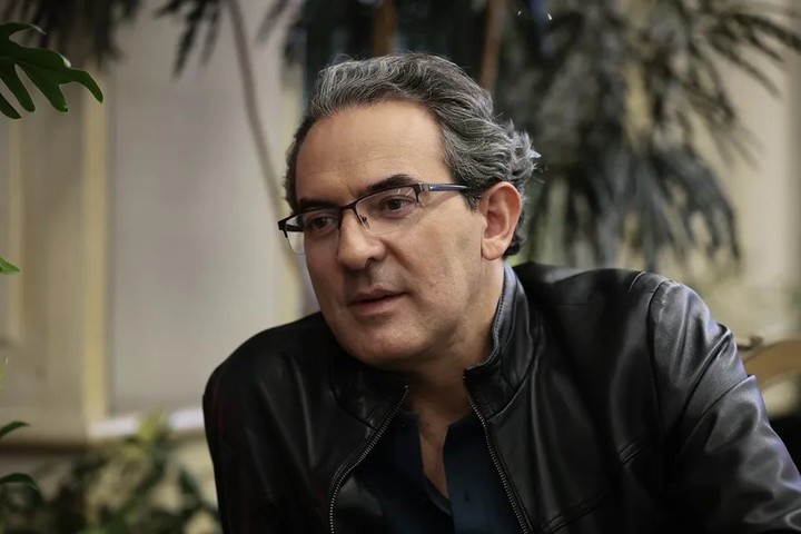 El escritor colombiano Juan Gabriel Vásquez, hablando durante una entrevista con EFE, en Ciudad de México (México). EFE/ José Méndez