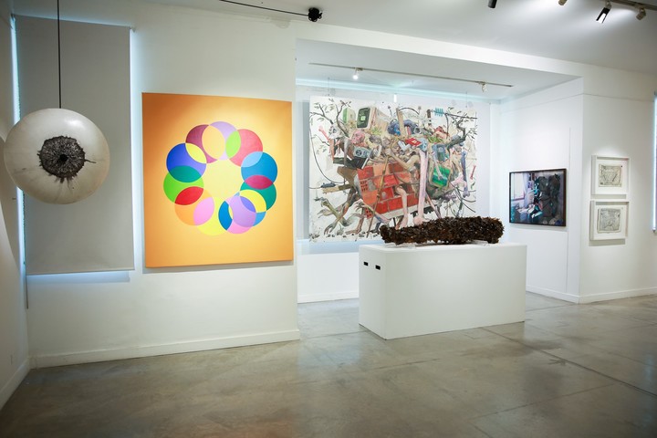 "Huérfana", de Eduardo Basualdo, Técnica mixta 2022; "Sin título" de Gachu Hasper, acrílico sobre tela 160 x 110 cm; y una obra de Carlos Huffmann Lápiz y acrílico sobre tela 238 x 162 cm 2009, en la muestra Colección Tedesco: el valor de lo contemporáneo, en la Casa Victoria Ocampo. Foto: gentileza FNA.