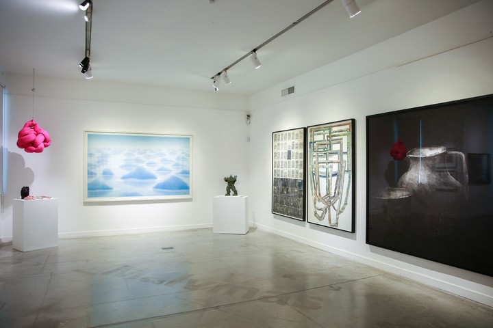 De Marina de Caro "Nudo rosa" Hilado acrílico tejido a máquina. 80 cm 1999 y una obra de Ernesto Ballesteros, lápiz sobre papel 151 x 246 cm 2012, en la muestra Colección Tedesco: el valor de lo contemporáneo, en la Casa Victoria Ocampo. Foto: gentileza FNA.