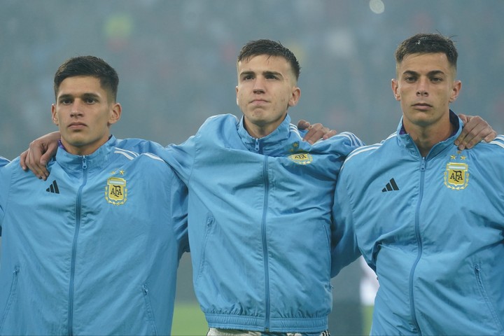Perrone (en el centro) en el Mundial Sub 20 de 2023 (Juano Tesone).