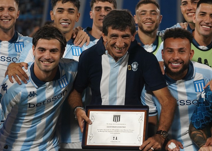 Costas fue distinguido por sus 200 partidos como DT de Racing entre sus tres ciclos. Foto Marcelo Carroll.