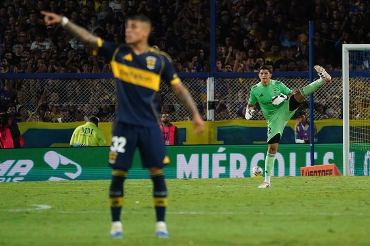 El momento en que Brey, de fondo, ya estaba en cancha. Fotos Emmanuel Fernández - FTP CLARIN 