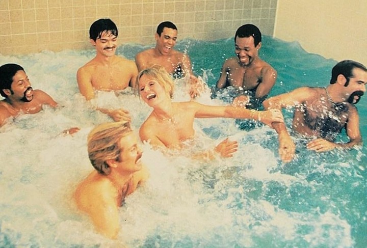 Valerie Perrine, rodeada de los Village People, en la película "Can't Stop the Music". 