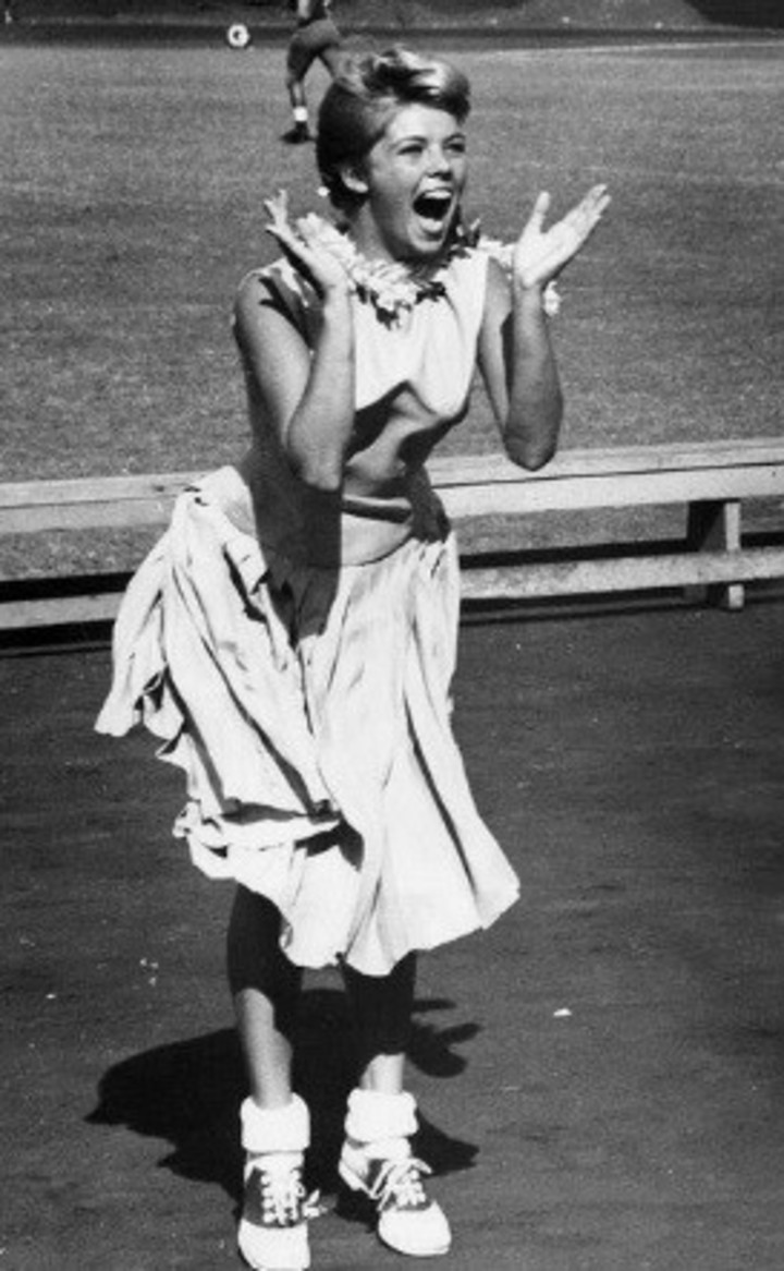 Una fan celebra durante un show en los años 40. Las bobby-soxers protagonizaron las primeras escenas de histeria adolescente del pop.