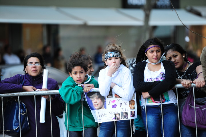 Fanatismo pop hoy. La nota muestra que ese mismo desborde adolescente ya existía en los años 40 con Frank Sinatra y las “bpbby-soxers”.