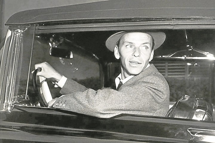 Frank Sinatra en los años 40: sus shows desataron el fanatismo adolescente de las “bobby soxers”, mucho antes de la Beatlemanía.