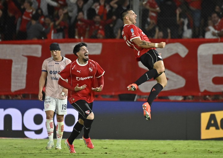 El festejo de Fedorco y Lomónaco por el empate sobre la hora (Fotobaires).