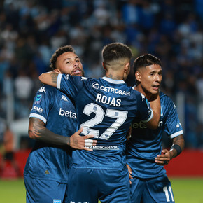 Con un Vergara encendido, Racing goleó y se metió en puestos de playoffs