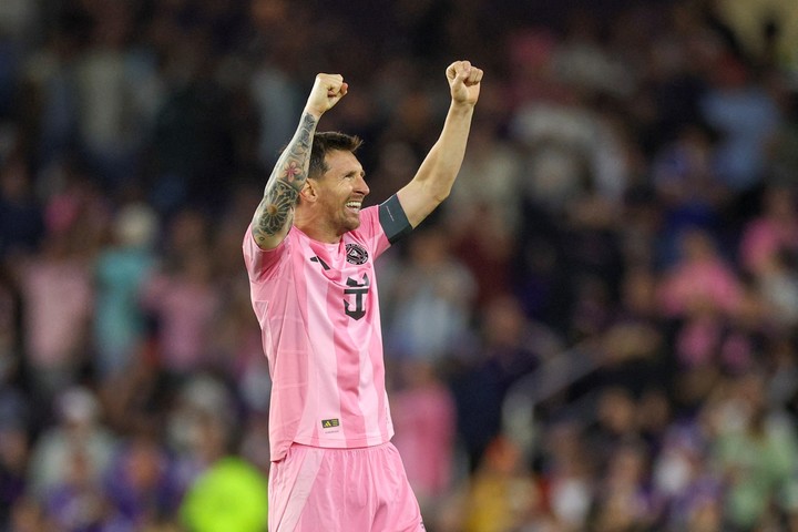 Brazos en alto para el capitán. (REUTERS)