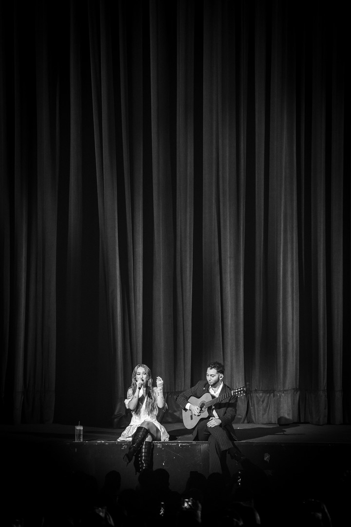 Durante su presentación canto junto a su madre Gloria Carrá. Y le dedicó un tema a su abuela, Lolita Torres. Fenix Entertainment