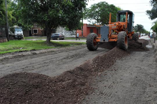BARRANQUERAS: EL GOBIERNO PROVINCIAL INICIÓ OBRAS DE ENRIPIADO PARA MEJORAR LA CONECTIVIDAD